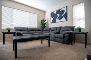 Smart TV, tavolo da ping pong, libri, videoteca