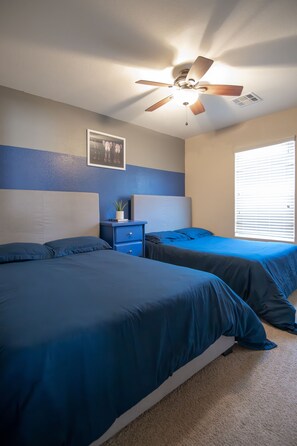 3 habitaciones, escritorio, tabla de planchar con plancha y wifi gratis