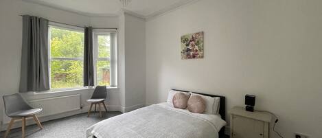 3 chambres, fer et planche à repasser, draps fournis