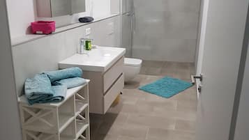 Dusche, Haartrockner, Handtücher, Seife