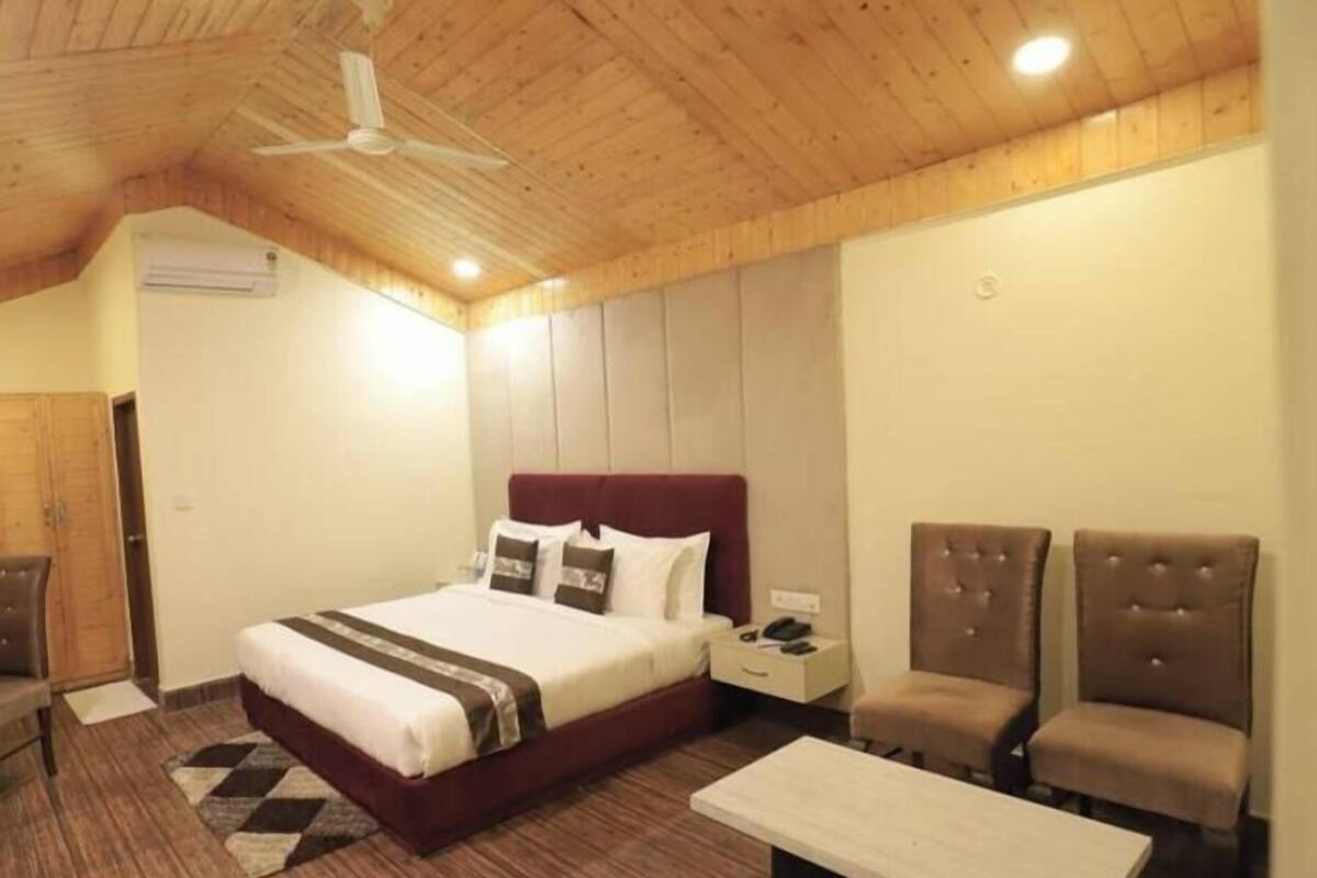 Village Room | In-room safe, desk, laptop workspace, blackout drapes