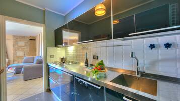 Frigorifero, microonde, forno, piano cottura