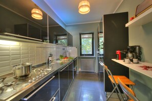 Fridge, microwave, oven, stovetop - Casa Francesca Garden And View, Castelveccana, Italy (Castelveccana)