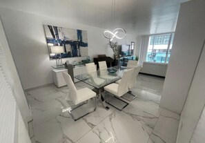 Interior - Oceanfront View - Hollywood Beach (Hollywood)