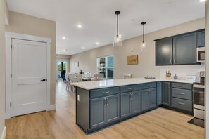 Réfrigérateur, four à micro-ondes, un four, surface de cuisson