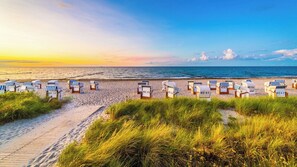 Beach nearby, sun-loungers - PIRATENNEST Baabe - Family-friendly apartment with balcony only 350 meters to the beach (Baabe)