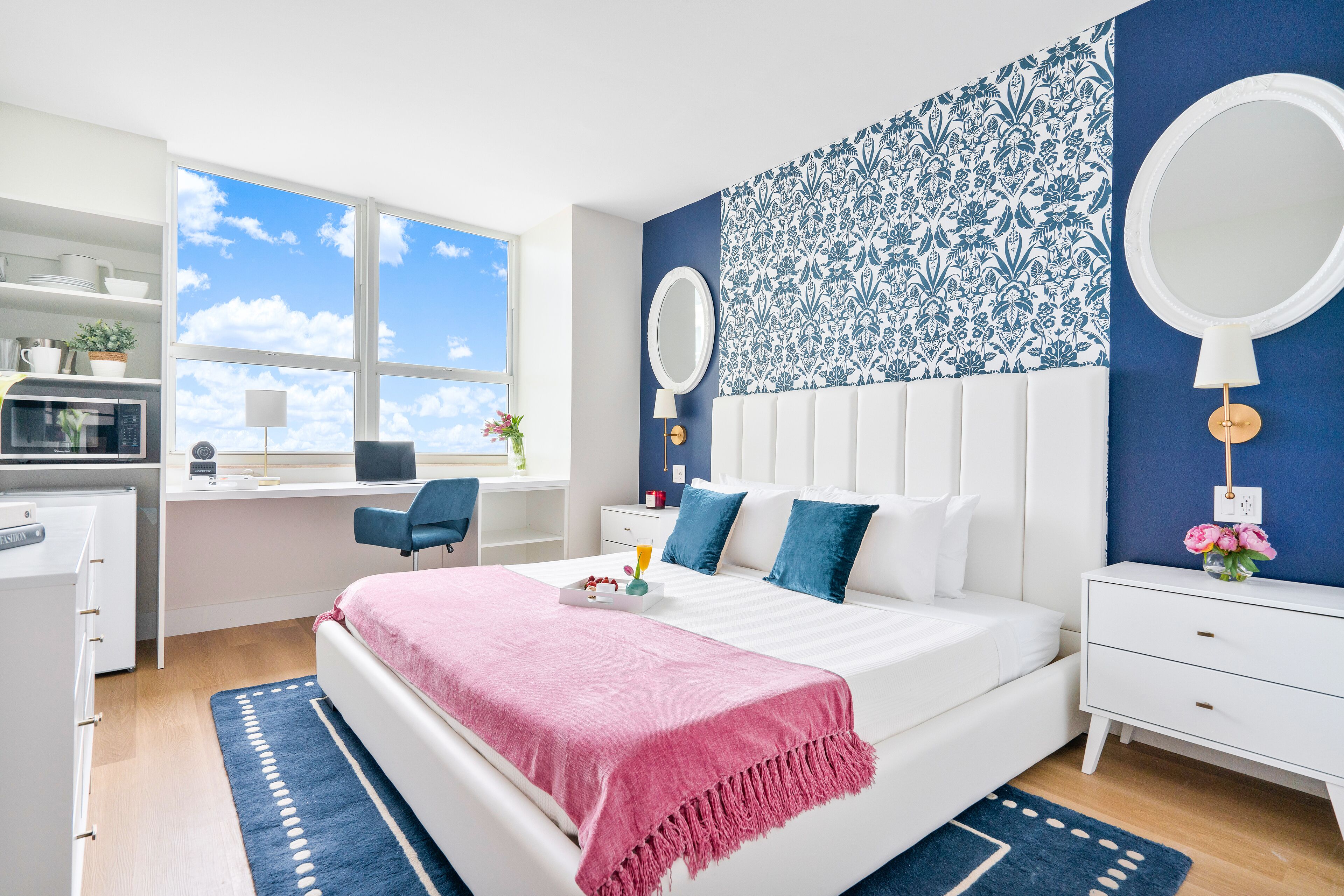 Stunning King Room. Views. Free Parking, Pool, Gym, Wi-Fi. Large studio desk.