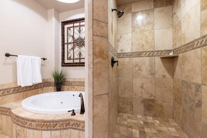 Badewanne, Haartrockner, Handtücher