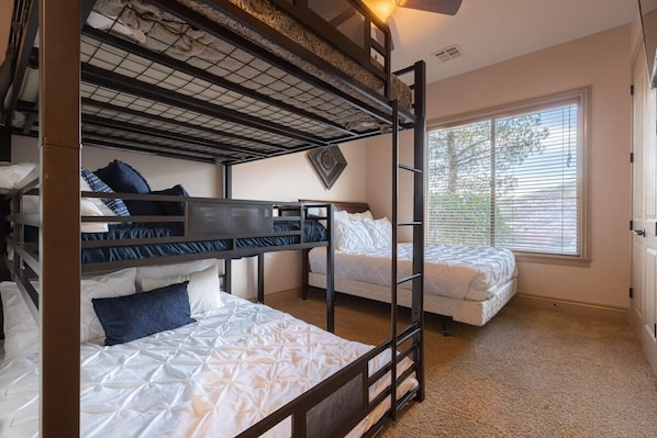 3 slaapkamers, een strijkplank/strijkijzer, wifi, beddengoed