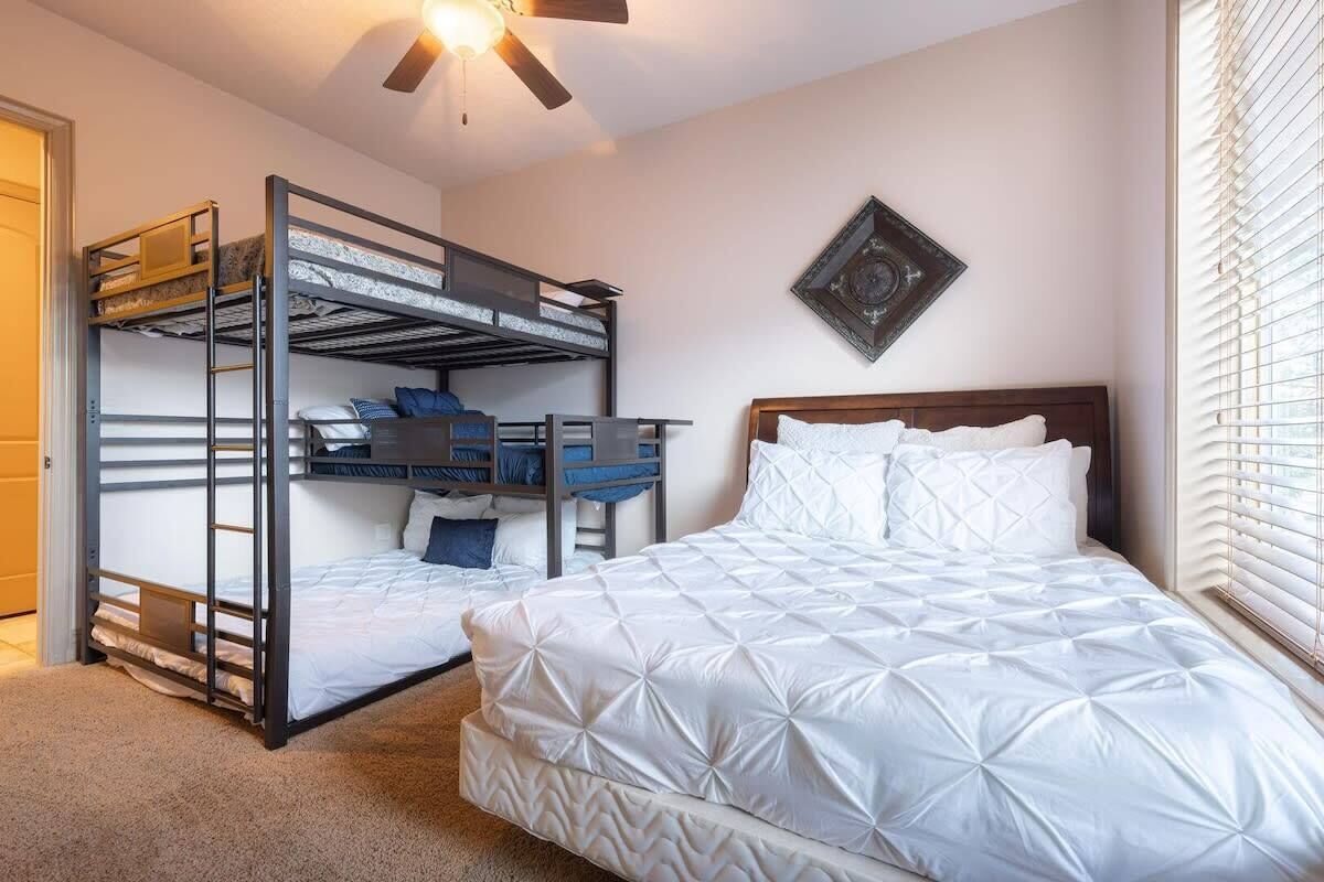3 bedrooms, iron/ironing board, WiFi, bed sheets