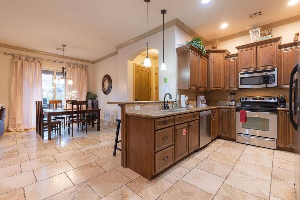 Coffee/tea maker, fridge, microwave, oven