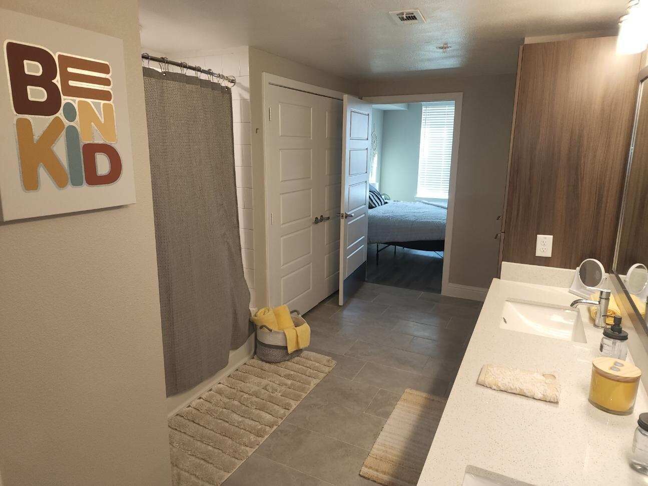 Gorgeous Bedroom/Common/Kitchen - Many anemeties