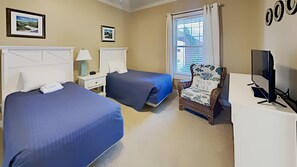 4 عدّة غرف نوم وخدمة الإنترنت وملاءات أسرّة