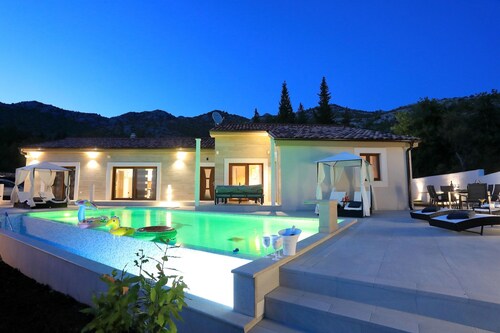 Villa in Starigrad mit beheiztem Pool