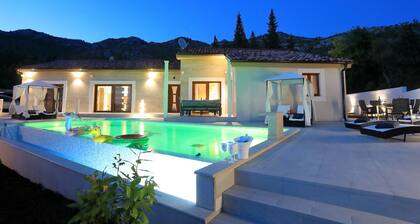 Villa in Starigrad mit beheiztem Pool