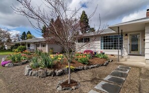 Exterior - Colorful 50's Ranch in the Heart of Eugene (Eugene)