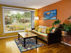 Smart TV - Colorful 50's Ranch in the Heart of Eugene (Eugene)