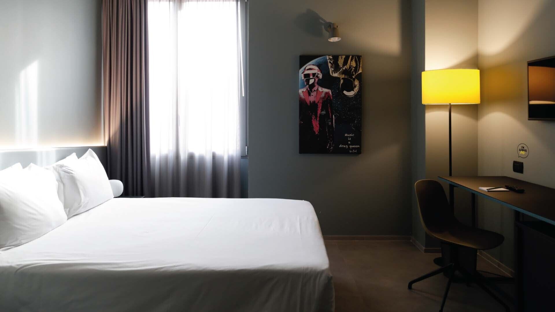 Hypo-allergenic bedding, in-room safe, desk, laptop workspace