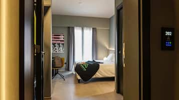 Hypo-allergenic bedding, in-room safe, desk, laptop workspace
