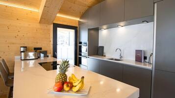 Kühlschrank, Mikrowelle, Geschirrspüler, Kochgeschirr/Geschirr/Besteck