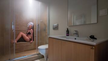 Regadera, amenidades de baño ecológicas, secadora de cabello, toallas