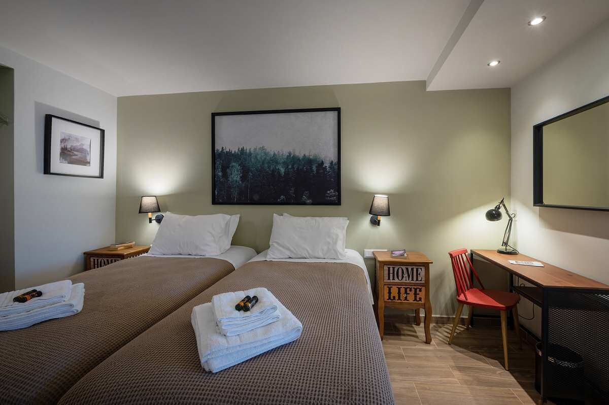 3 chambres, bureau, fer et planche à repasser, lit de bébé portatif