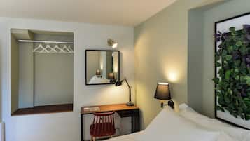 3 bedrooms, desk, iron/ironing board, travel crib