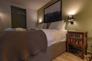 3 bedrooms, desk, iron/ironing board, travel crib