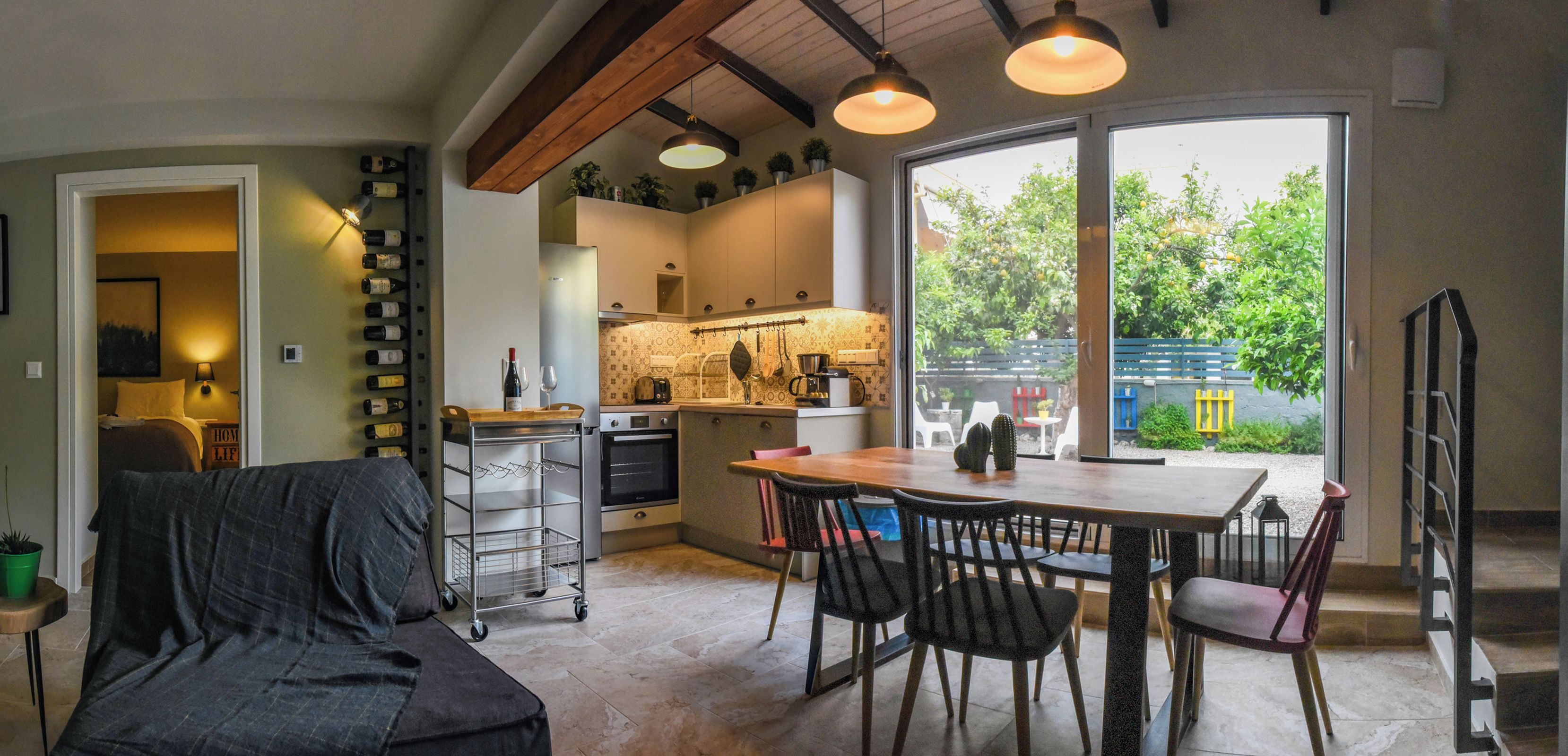 Una cucina moderna con zona pranzo, ampie finestre e un'accogliente area salotto.