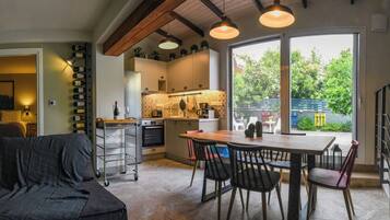 Una cucina moderna con zona pranzo, ampie finestre e un'accogliente area salotto.