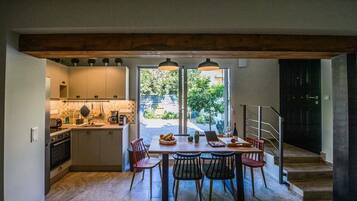 Frigorífico, horno, lavavajillas y cafetera o tetera