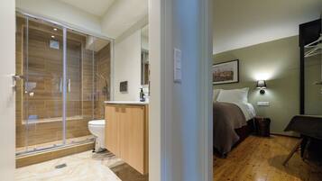 Regadera, amenidades de baño ecológicas, secadora de cabello, toallas