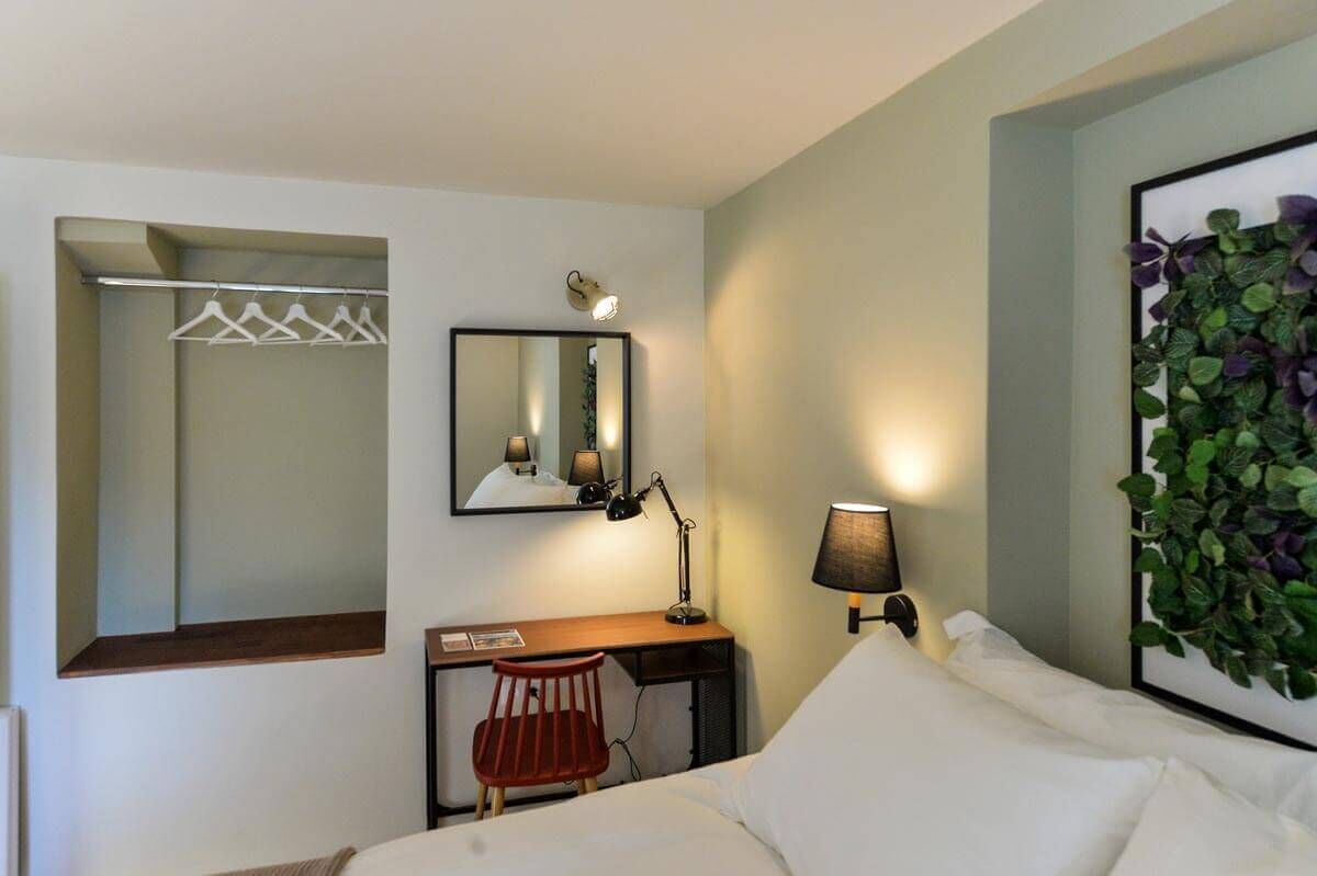 3 bedrooms, desk, iron/ironing board, travel cot