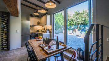 Fridge, oven, dishwasher, coffee/tea maker