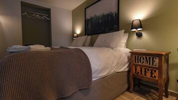 3 bedrooms, desk, iron/ironing board, travel crib