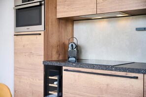 Réfrigérateur, micro-ondes, plaque de cuisson, lave-vaisselle