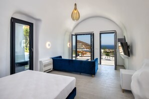 Senior Suite, Private Pool | Premium bedding, in-room safe, soundproofing, free WiFi - Palm Island (Santorini)