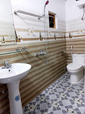 Bungalow Classique | Salle de bain | Douche hydromassante, articles de toilette de luxe, sèche-cheveux