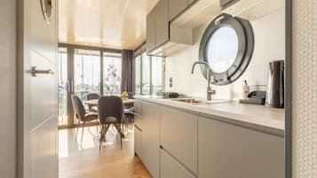 Réfrigérateur, plaque de cuisson, lave-vaisselle, cafetiÚre/bouilloire