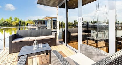 Péniche dans la marina de Volendam