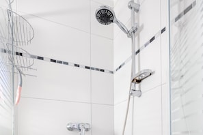 Douche, sĂšche-cheveux, bidet