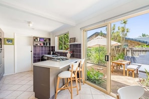 Micro-ondes, plaque de cuisson, lave-vaisselle, tables à manger