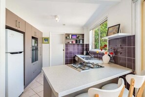 Mikroaaltouuni, liesi, astianpesukone, ruokailupöytä