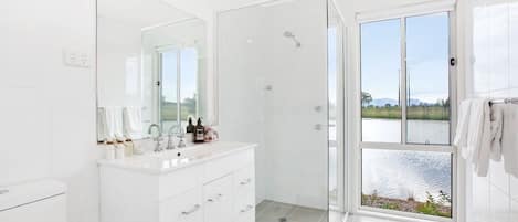 Een douche, een haardroger, handdoeken, zeep