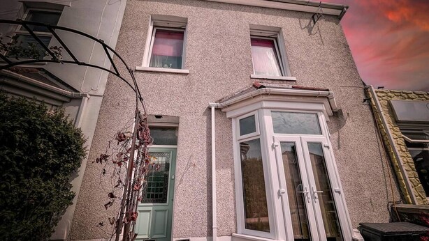 A two-story house with a bay window and a front door. - 6 Guests-free Public Parking-5 Min to Beach (Porthcawl)