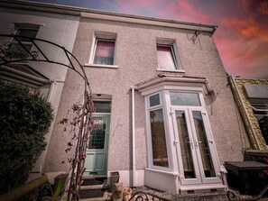 Apartment | Exterior - 6 Guests-free Public Parking-5 Min to Beach (Porthcawl)