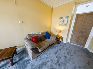 Apartment | 1 bedroom, free WiFi, bed sheets - 6 Guests-free Public Parking-5 Min to Beach (Porthcawl)