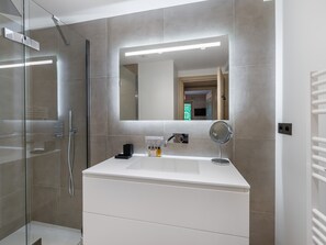 Séchoir à cheveux, serviettes fournies