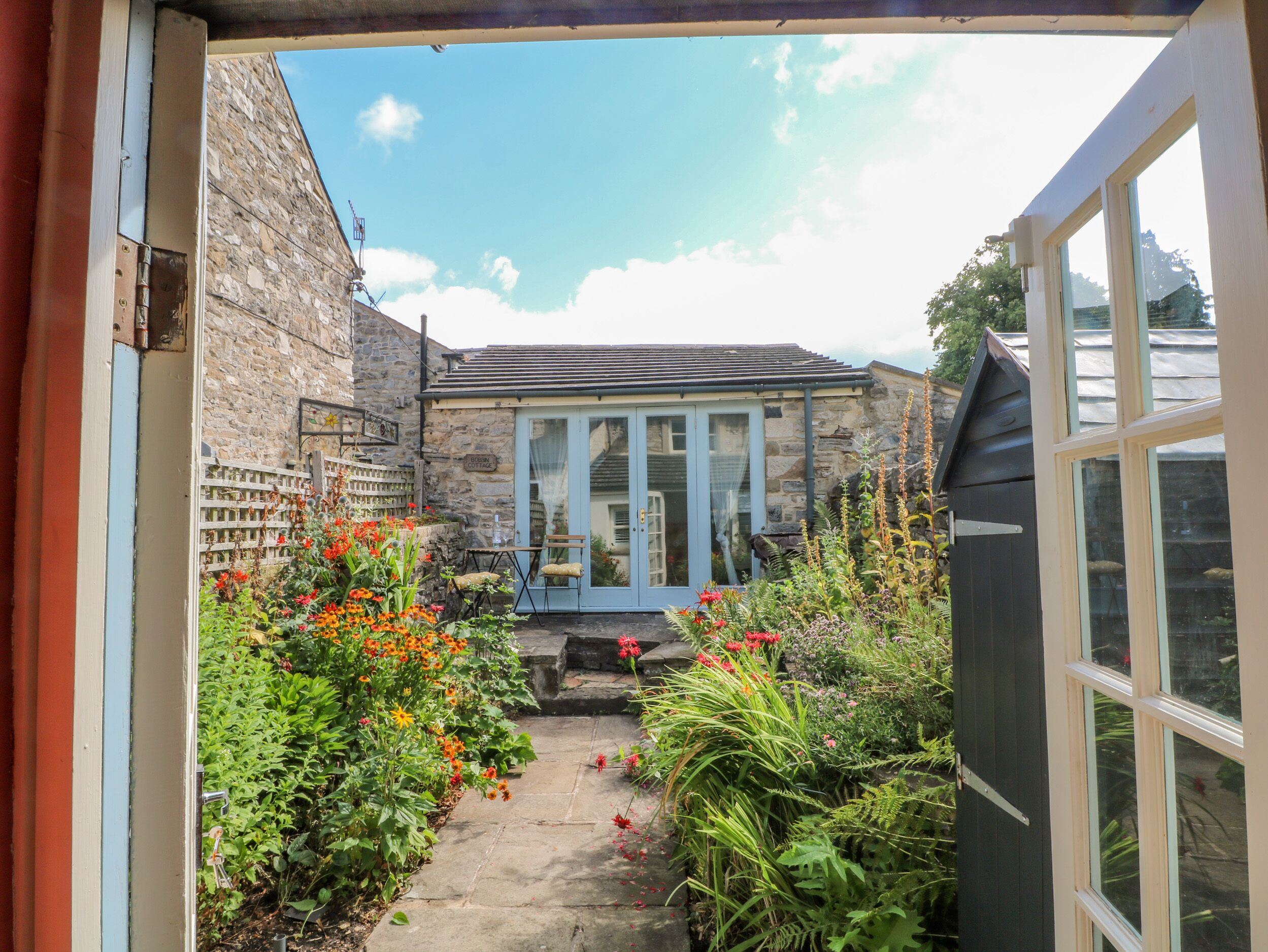 BOBBIN COTTAGE, pet friendly, with open fire in Ashford-In-The-Water