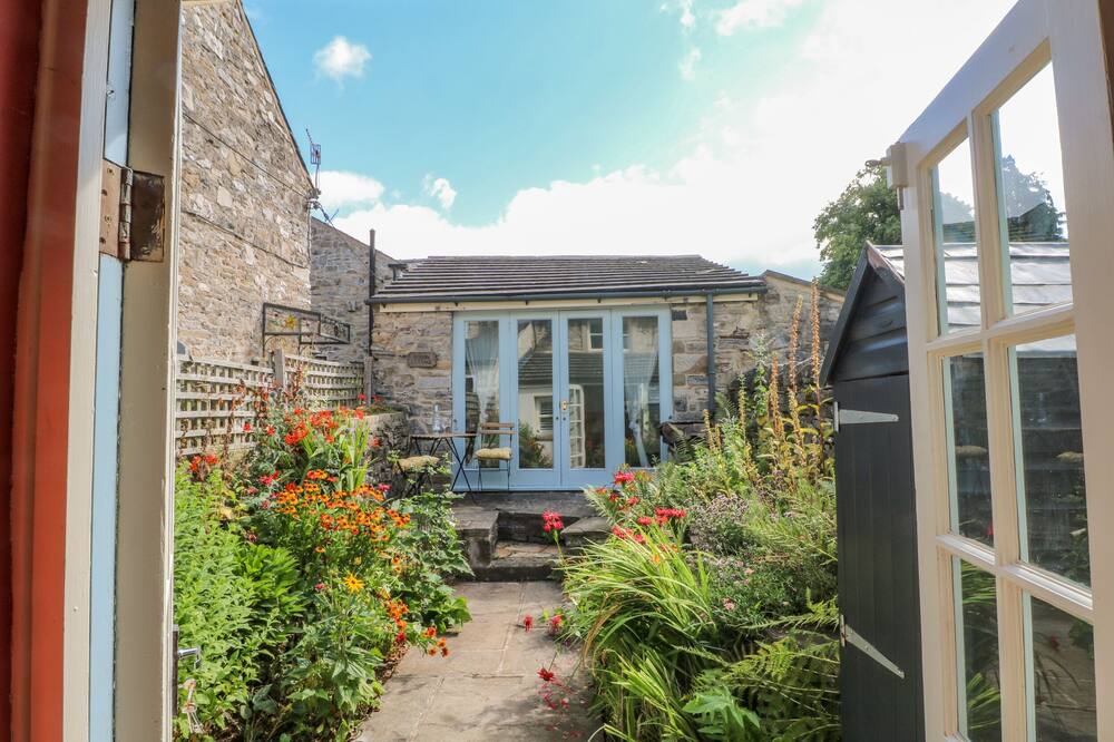 BOBBIN COTTAGE, pet friendly, with open fire in Ashford-In-The-Water